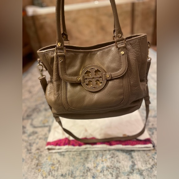 Tory Burch Purse Amanda Hobo Cross Body in Tan/Gold & protective bag - Picture 1 of 11